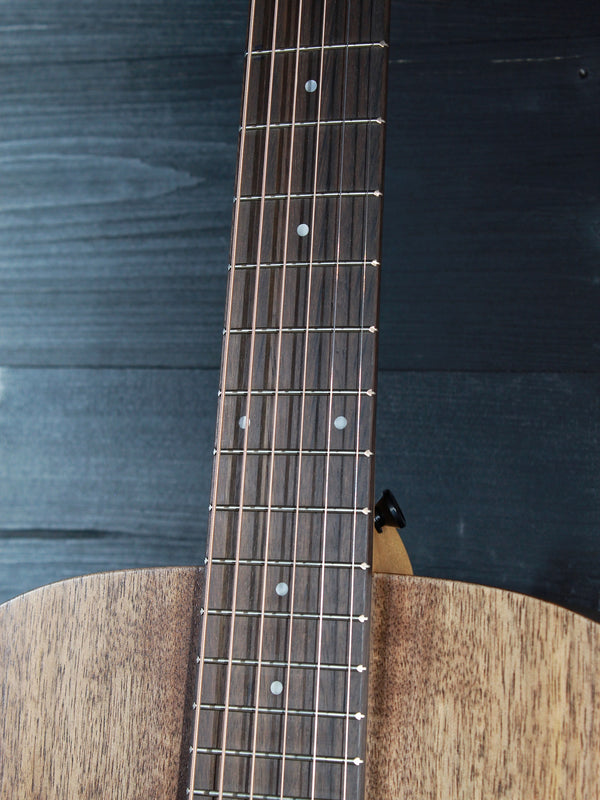 Taylor Academy 22e Walnut w/ Travel Bag Demo Acoustic-Electric Guitar