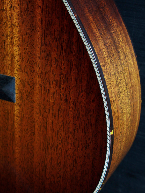Custom Santa Cruz 00-1929 Style 12-Fret all-solid mahogany acoustic guitar with shaded Edgeburst Lower bout
