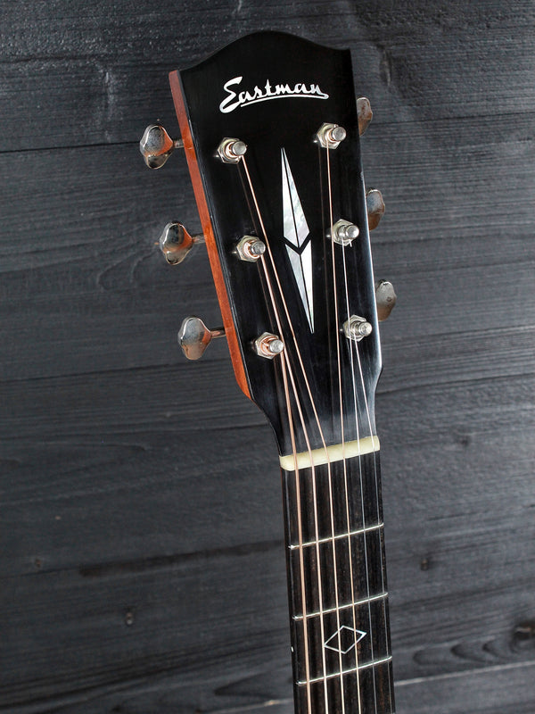 Eastman E22SS/v-SB Walnut / Adirondack Slope Shoulder Dread Antique Varnish