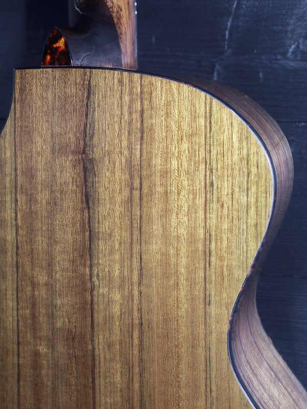 Eastman AC222CE Deluxe solid Ovangkol back and sides Close up wood grain