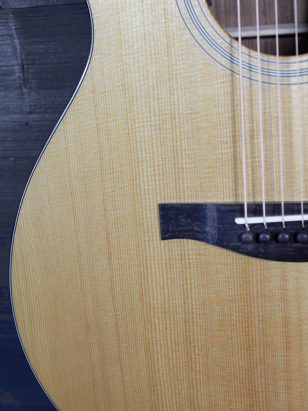 Eastman AC222CE Deluxe solid Sitka Spruce top front wood grain