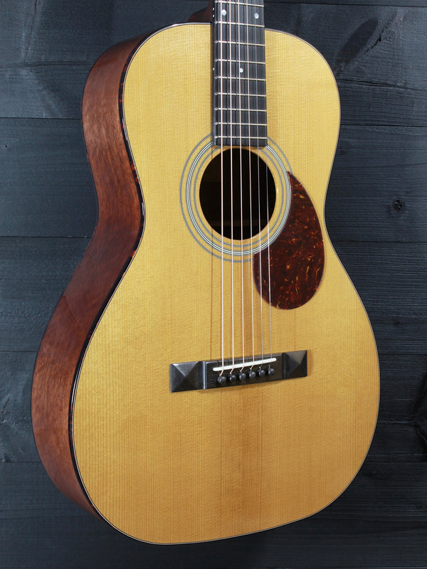 Eastman E10P-TC Thermo-Cured Adirondack Spruce top glamour shot