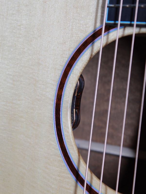 Eastman L-OMCE-QS Luthier Series Quilted Sapele / European Spruce w/ Cutaway+Electronics