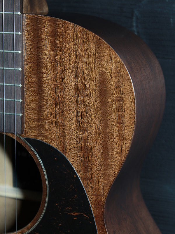 Wood texture on top of the Martin 0-10E Retro Jason Isbell Signature acoustic guitar
