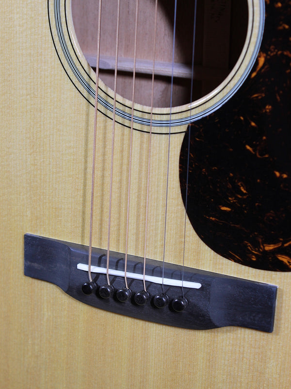 Martin 000-18 acoustic guitar with solid spruce top Bridge and saddle