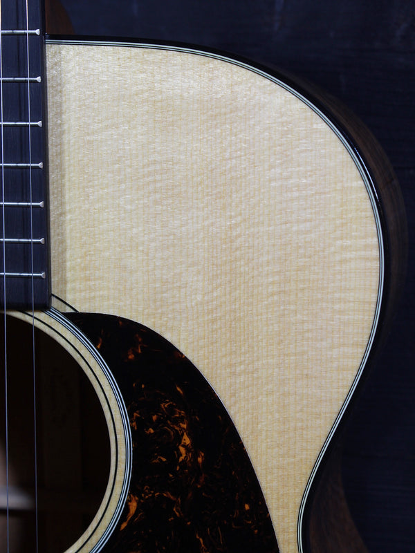 Martin 000-18 acoustic guitar with solid spruce top wood grain