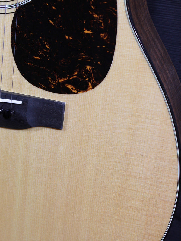 Martin 000-18 acoustic guitar with solid spruce top With pickguard 