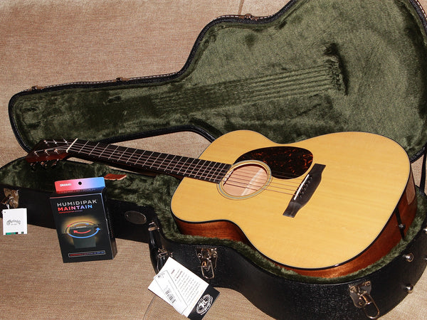 Martin 000-18 acoustic guitar deluxe Hardshell case