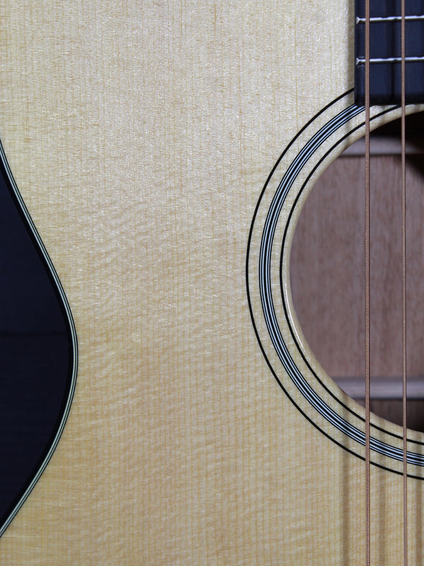 Martin 000-18 acoustic guitar with solid spruce top Rosette