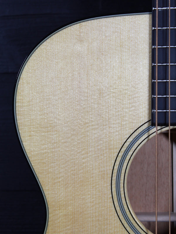 Martin 000-18 acoustic guitar with solid spruce top Upper bout