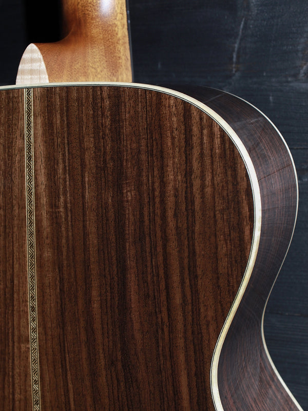 Martin 000-28 Modern Deluxe back with East Indian Rosewood upper bout
