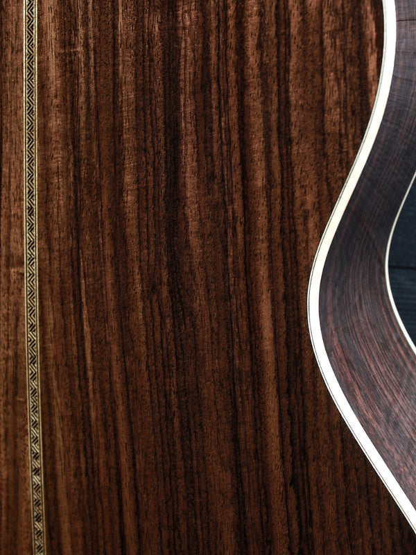 Martin 000-28 Modern Deluxe back with East Indian Rosewood wood grain