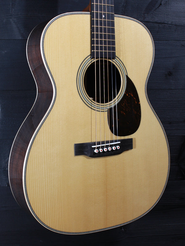 Martin 000-28 Modern Deluxe European Red Spruce VTS top glamour shot
