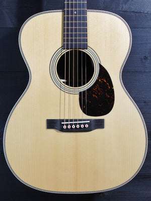 Martin 000-28 Modern Deluxe European Red Spruce VTS top