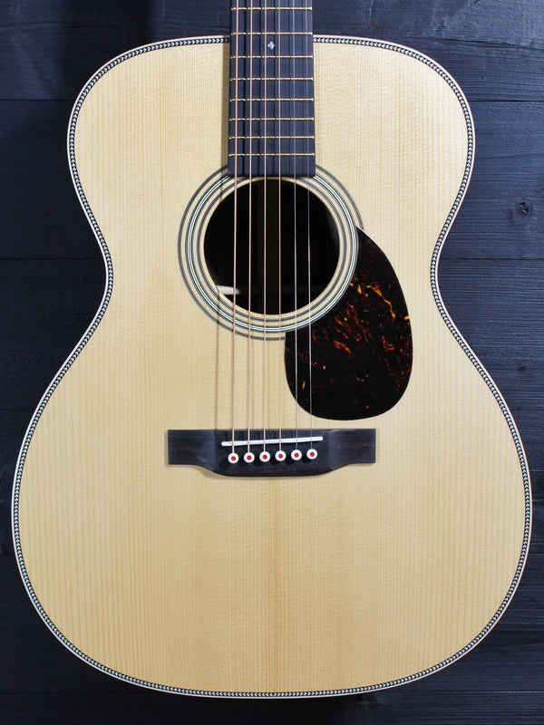 Martin 000-28 Modern Deluxe European Red Spruce VTS top