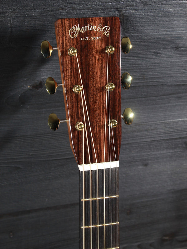 Martin 000-28 Modern Deluxe European Red Spruce VTS top headstock and tuners