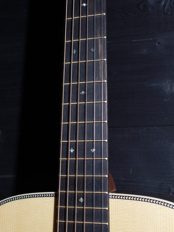Martin 000-28 Modern Deluxe abalone fingerboard inlays Ebony Fretboard 