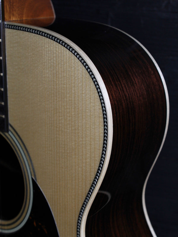 Martin 000-28 Modern Deluxe maple binding 