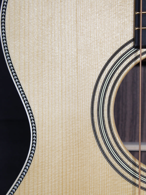 Martin 000-28 Modern Deluxe European Red Spruce VTS top rosette