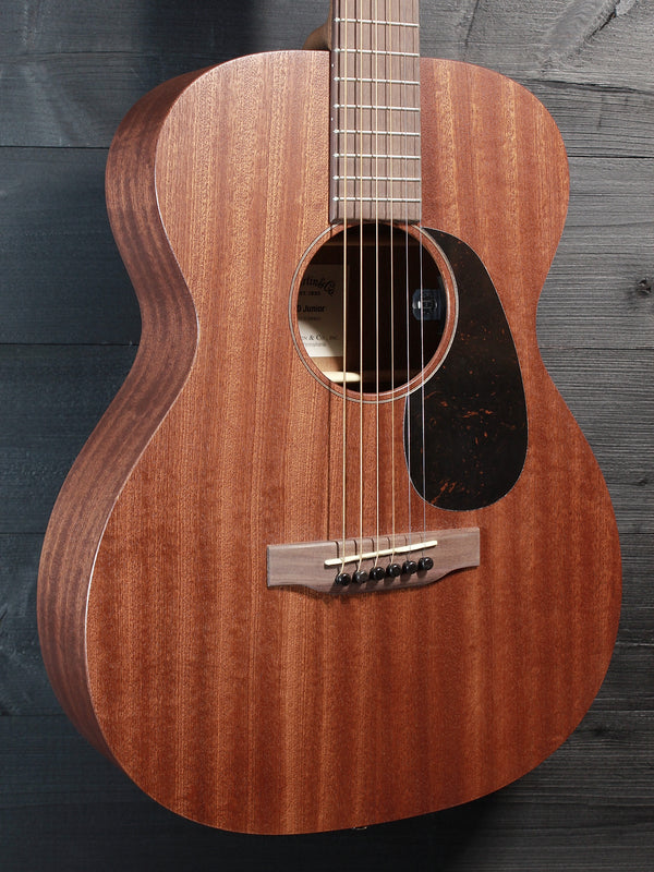 Glamour shot of the solid Sapele top on the Martin 000-Jr guitar