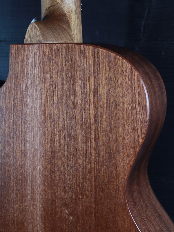 Martin 000C Jr-E acoustic-electric guitar sapele wood grain