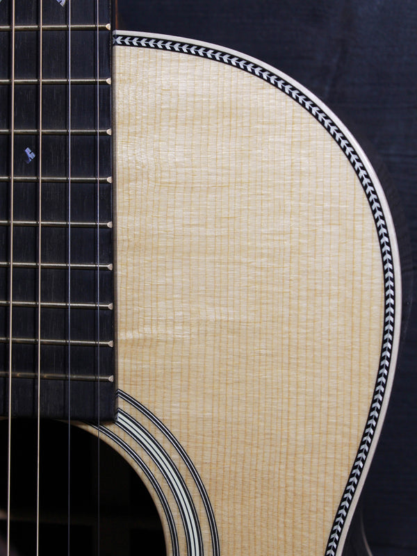 Martin 0012-28 Modern Deluxe 00 12-fret acoustic guitar spruce with Herringbone trim
