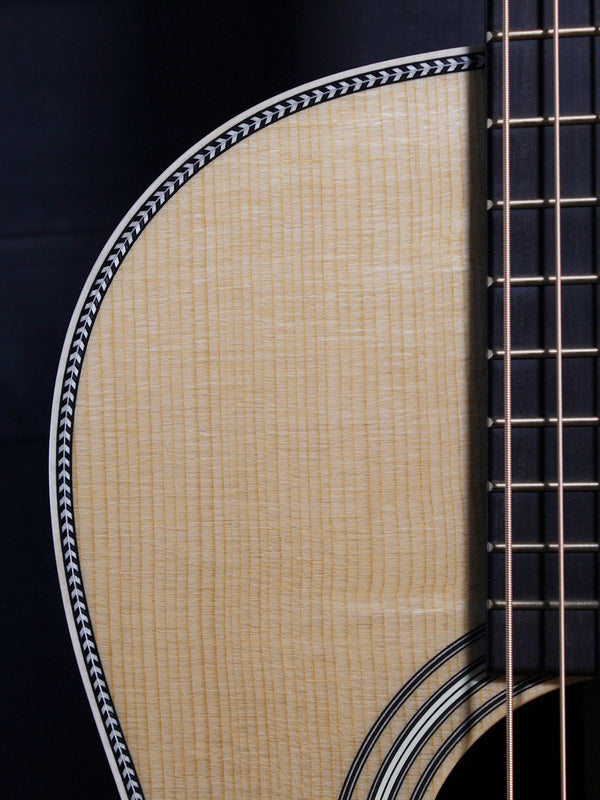 Martin 0012-28 Modern Deluxe 00 12-fret acoustic guitar top herringbone trim
