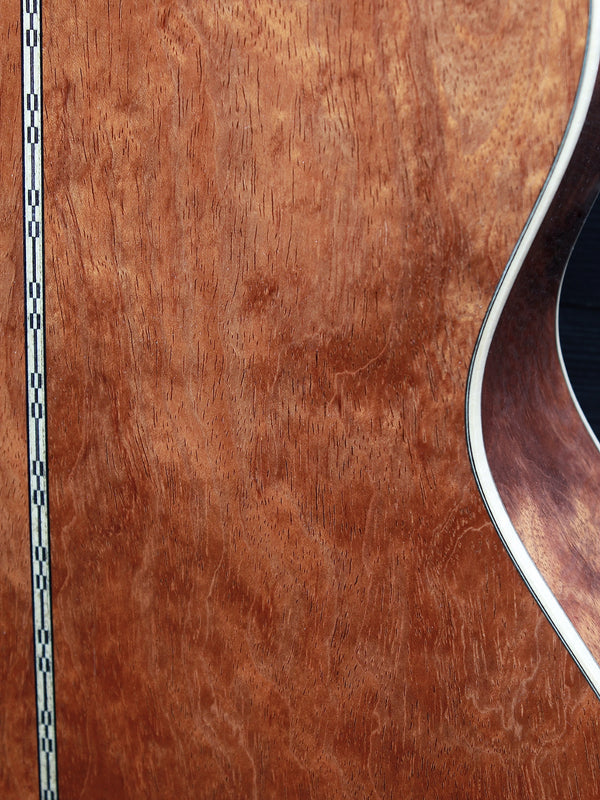 Martin Custom OM with Premium Quilted Bubinga back and sides Grain close up