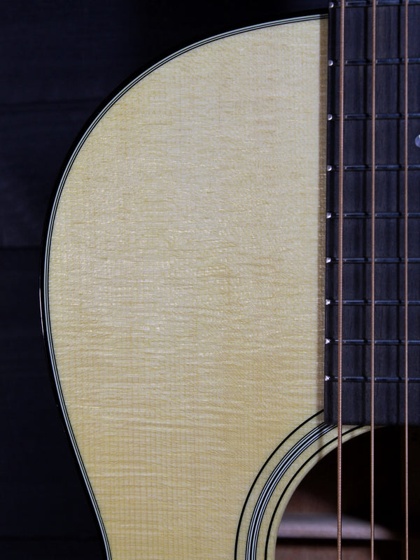 Upper bout of  Adirondack spruce top and vintage-inspired appointments on the Martin Custom Shop 00-12 Fret.