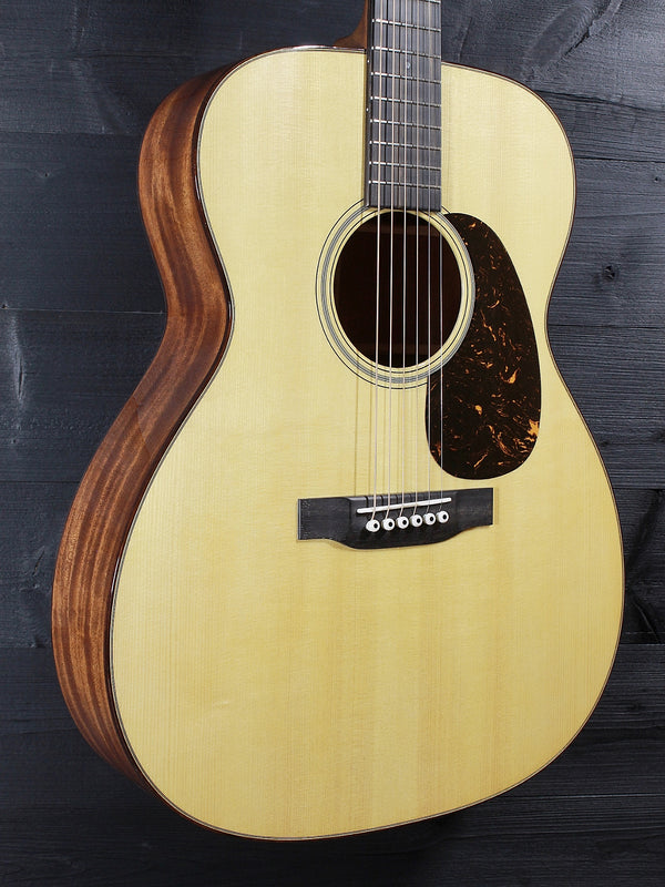 Martin Custom Shop 0000/M acoustic guitar with Sinker Mahogany back and sides and Certified European Spruce top glamour shot
