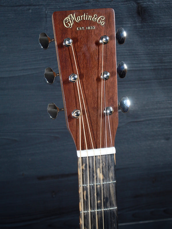 Martin DE Retro Plus Granadillo headstock and Martin logo With vintage style tuners