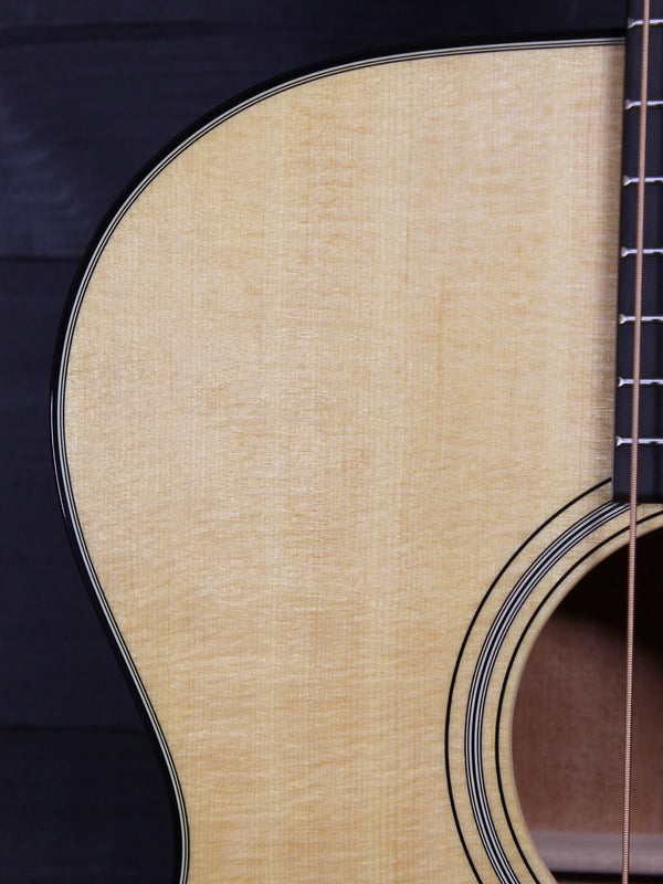 Martin 000-18 Acoustic Guitar – Solid Spruce & Solid Mahogany | Made in USA | Includes Hardshell Case