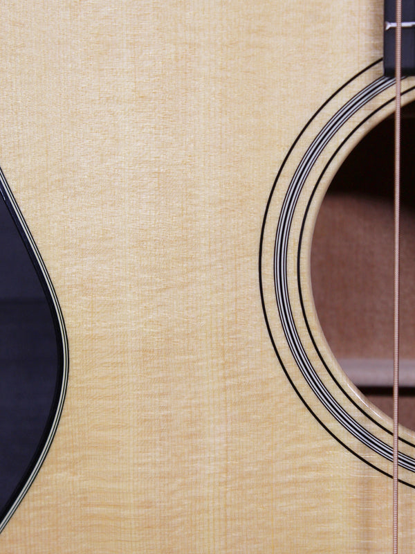 Martin 000-18 Acoustic Guitar – Solid Spruce & Solid Mahogany | Made in USA | Includes Hardshell Case