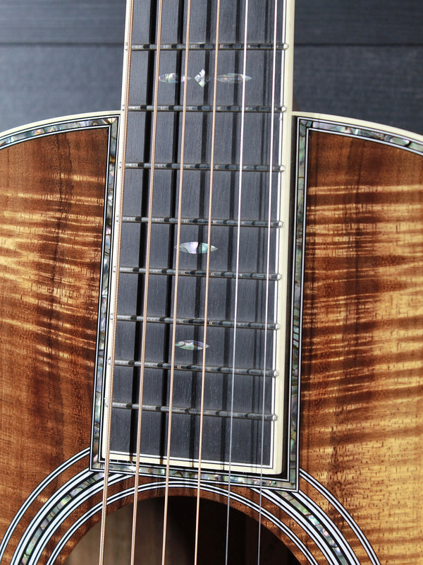 Martin Custom Shop 00 12-Fret Premium Hawaiian Koa Acoustic Guitar