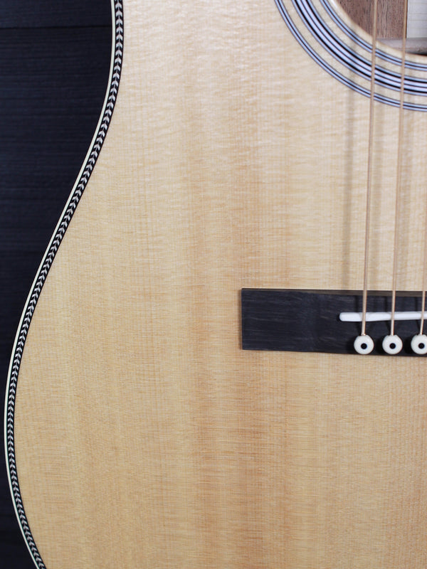 Martin O’ahu HG-28 sloped-shoulder acoustic guitar body spruce top
