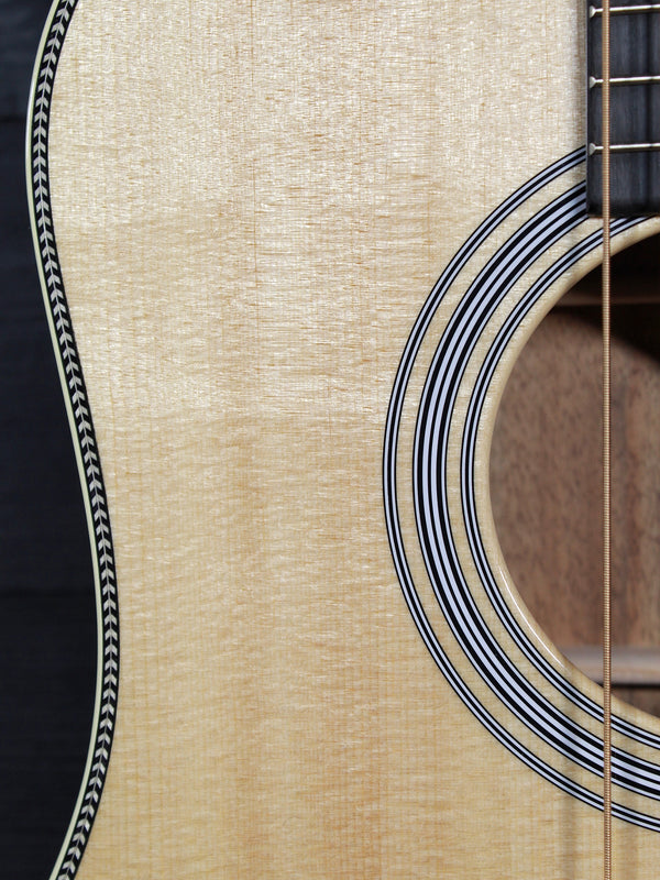 Martin O’ahu HG-28 sloped-shoulder acoustic guitar body rosette
