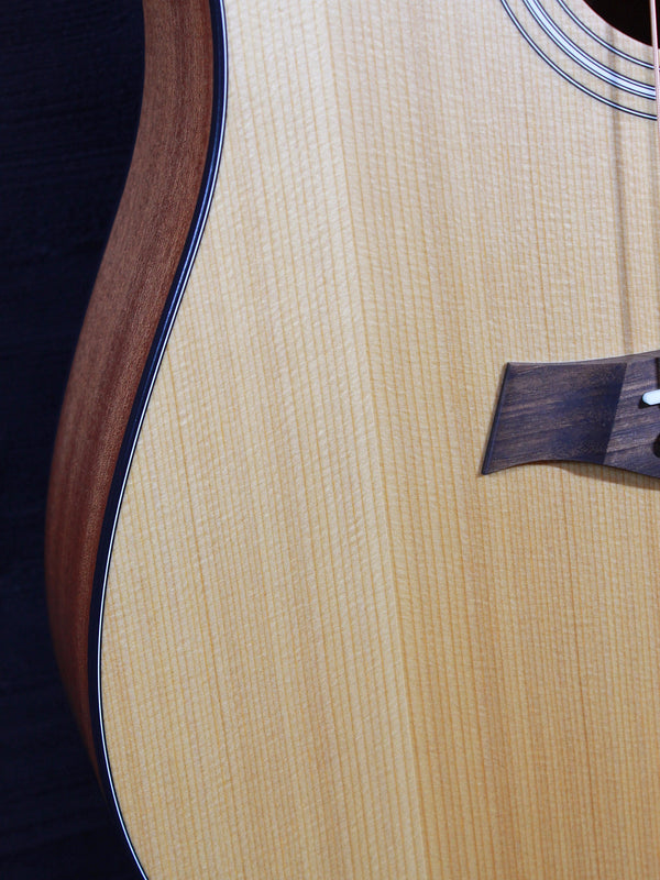 Taylor 110ce acoustic-electric guitar wood grain