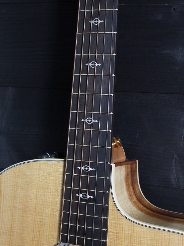     Solid torrefied spruce top on Taylor 214ce-K Deluxe Ebony fretboard 