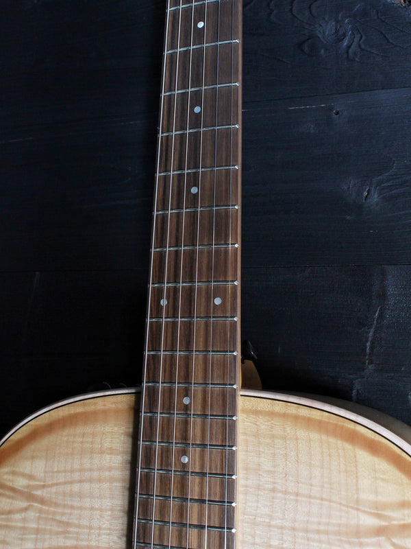 Taylor AD27E Flametop Special Edition - Maple Grand Pacific