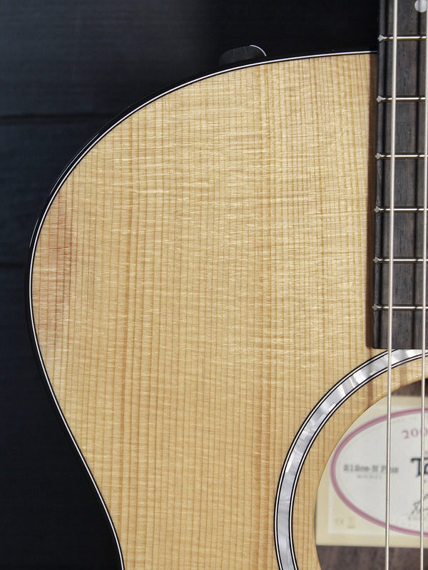 Taylor 212ce-N Plus Rosewood Nylon String Acoustic-Electric Guitar
